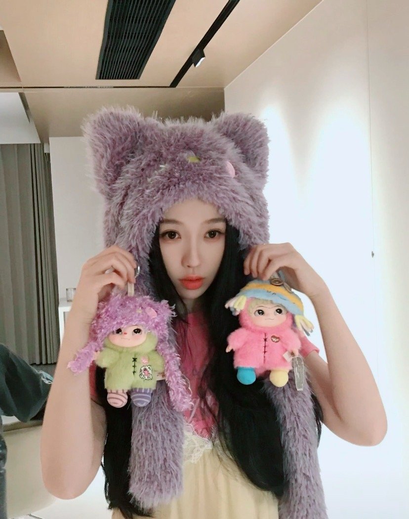 爆光啦！虞书欣和wakuku同款紫色帽子，软乎乎的毛绒质感真的和她适配度拉满，一