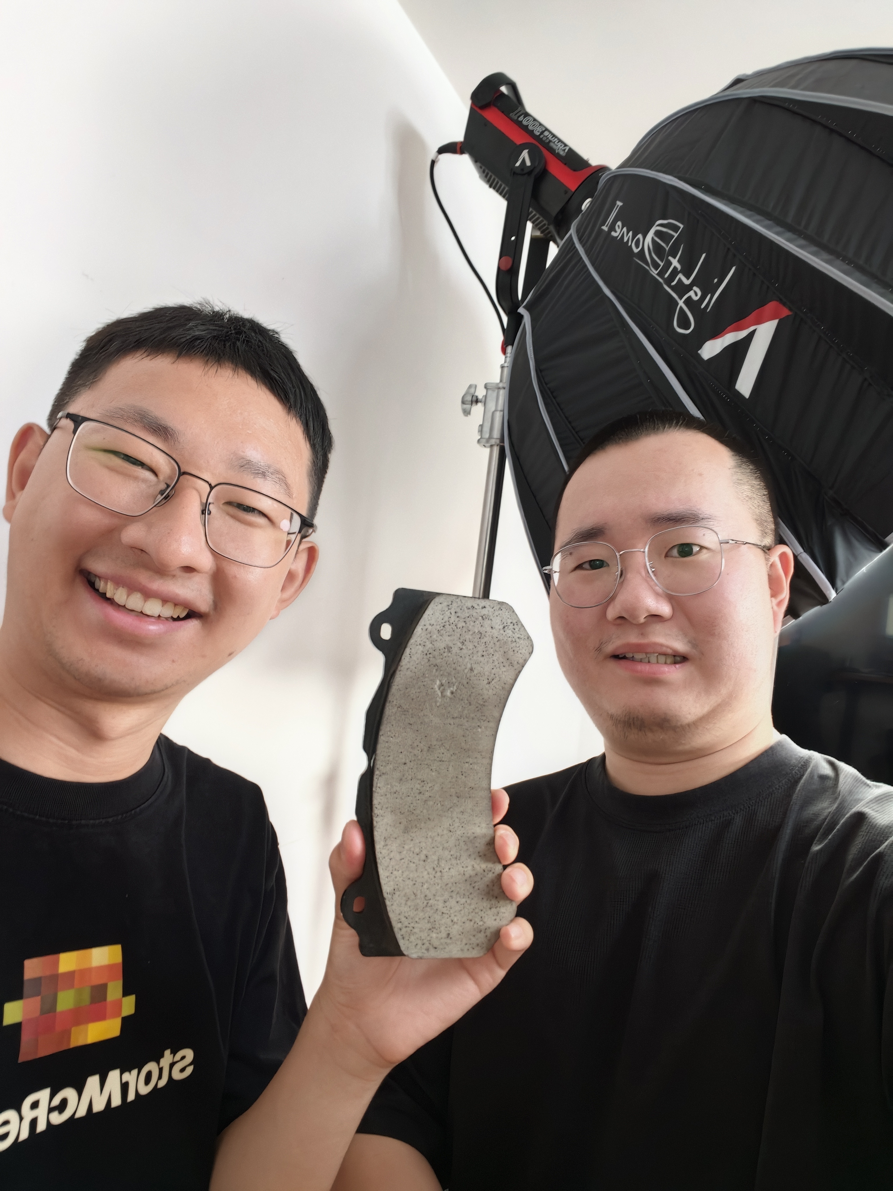 X Fold6 开箱拍完了，等我们的视频（图 3 是在炫耀他从美国法拉第未来前工