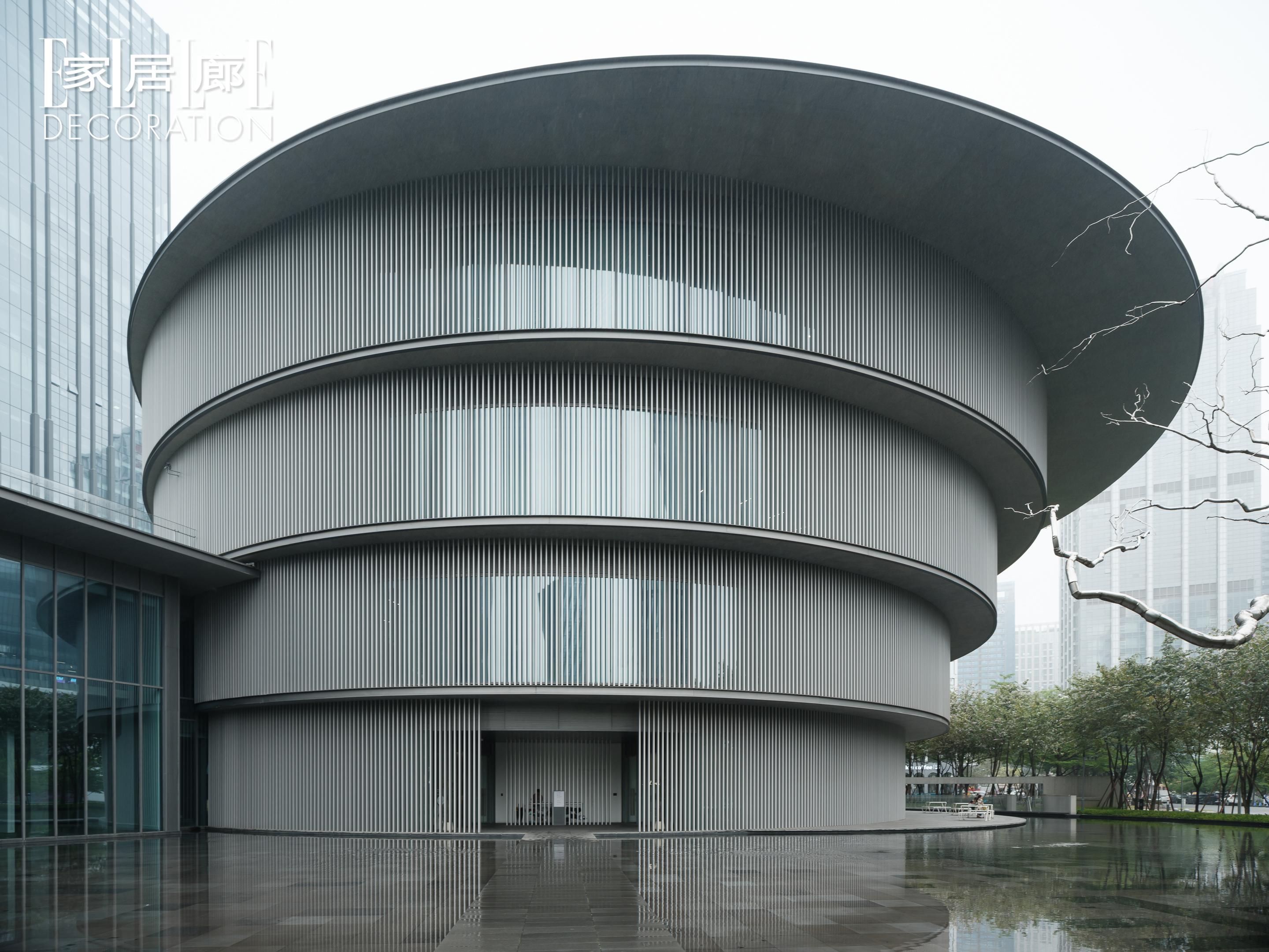 他画尽世界的脸，却说人人都有一张面具。时隔二十一年，严培明回到了南方。...