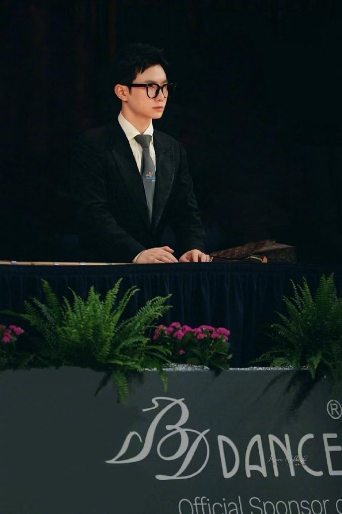 穿正装跳拉丁走红裁判曾是檀健次老师 裁判穿正装跳拉丁走红网络！领舞者胡耀正是檀健