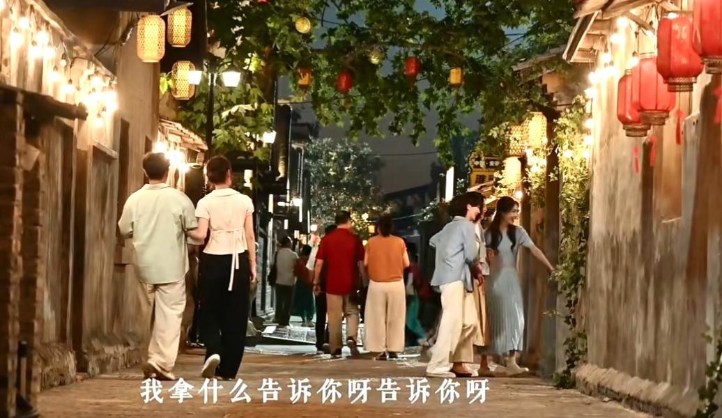 秋晚，露了一个背影……