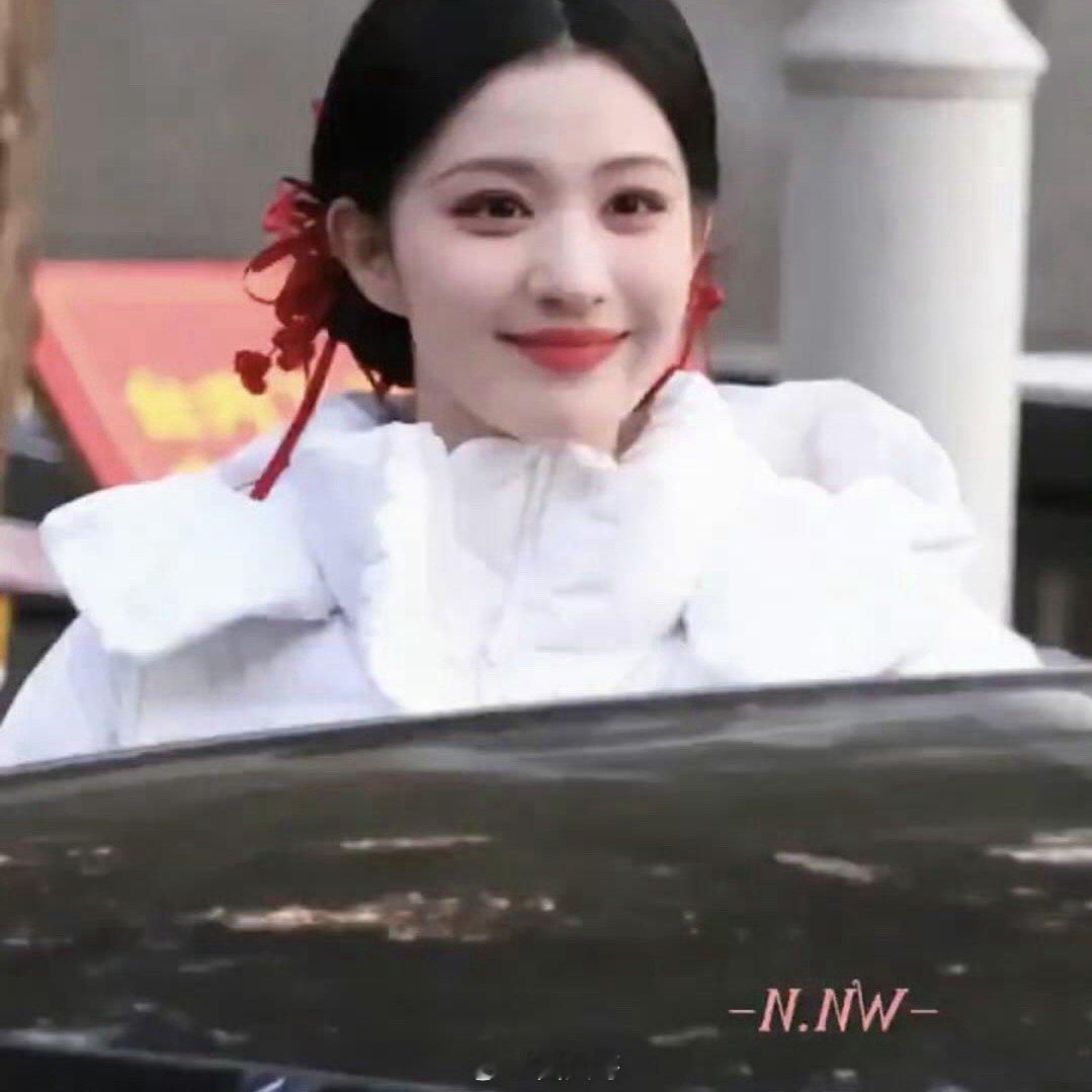 王楚然马年央视春晚造型天惹，果真是红气养人啊，王楚然这都美成啥样了啊，王楚然马年