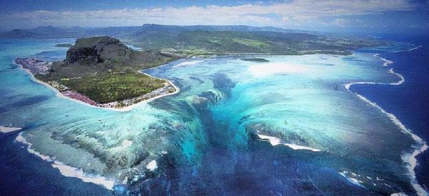深达10925米的全球最深处马里亚纳海沟，每年都以30亿吨的速度疯狂吸水，经过一