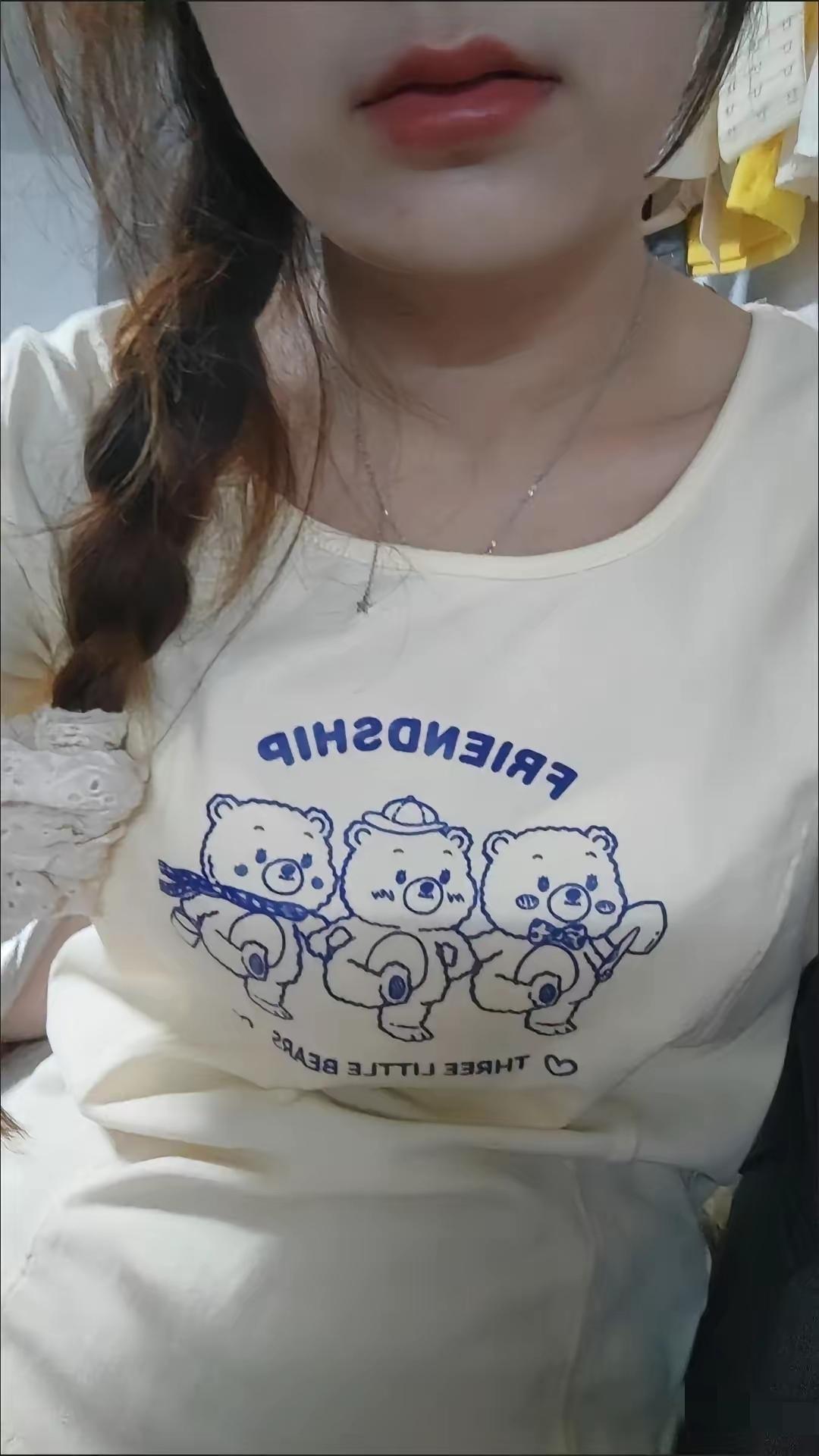 ​女子点的外卖超时，外卖小哥送到时，连忙递给女子一个红包，恳求女子不要给差评！ 