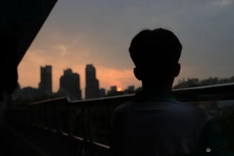 很多人陷入低谷时会自我否定，认定一辈子就此消沉，可反常识现实是：人生低谷从来不是