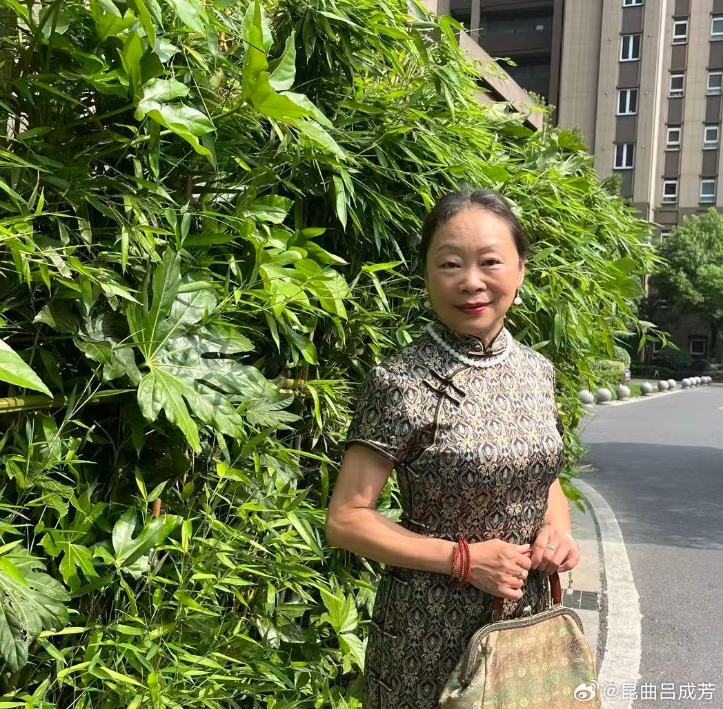 今天戴着阿建昨天送的玉珠项链去吴江走亲访友，朋友说你真会骗，一篇文章赚了一件首饰