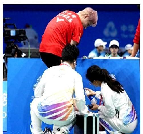 文章标题：今天全运会羽毛球焦点

全运会羽毛球男单赛场冷门频出：石宇奇伤退，翁泓