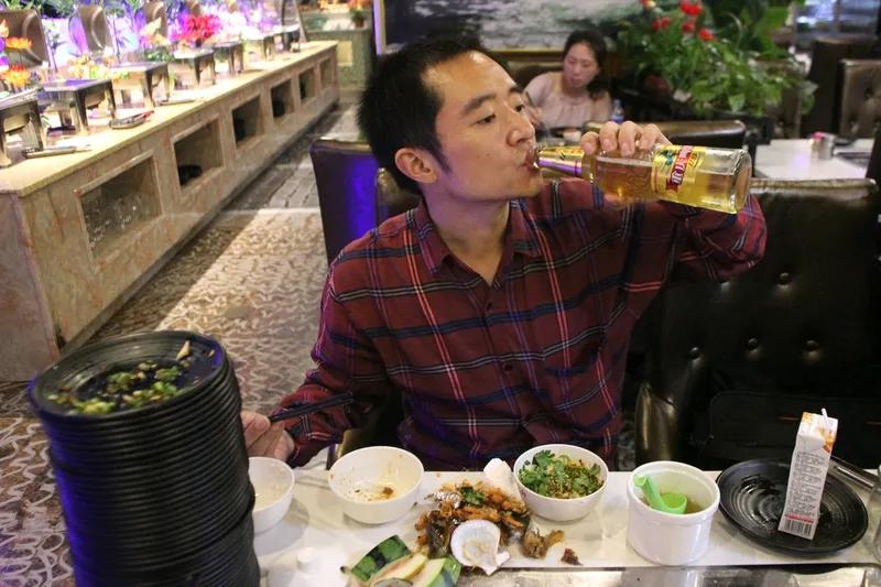 暴饮暴食确实很可怕。肠胃首先就受不了，正常胃容量1.5升，暴饮暴食后可能翻倍。像