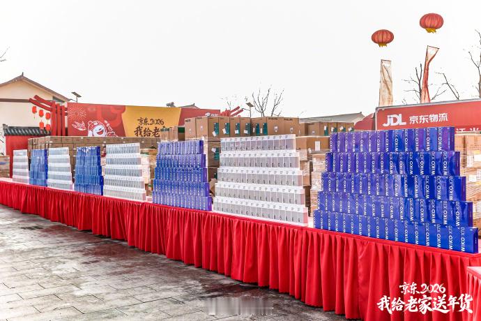 东哥每年都会给老家送一大堆年货，实名制羡慕了如果没记错的话去年送的是荣耀Play