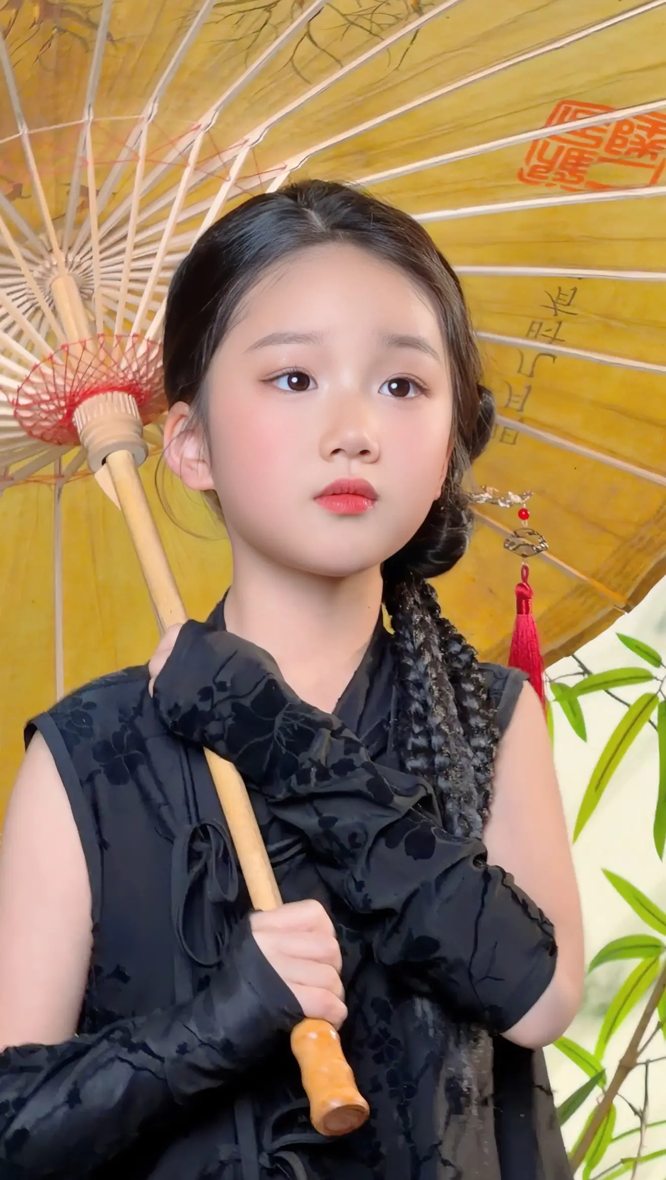 回看这组照片，很有江湖侠女的感觉…难得打扮一下，她其实挺有自己的特色的...