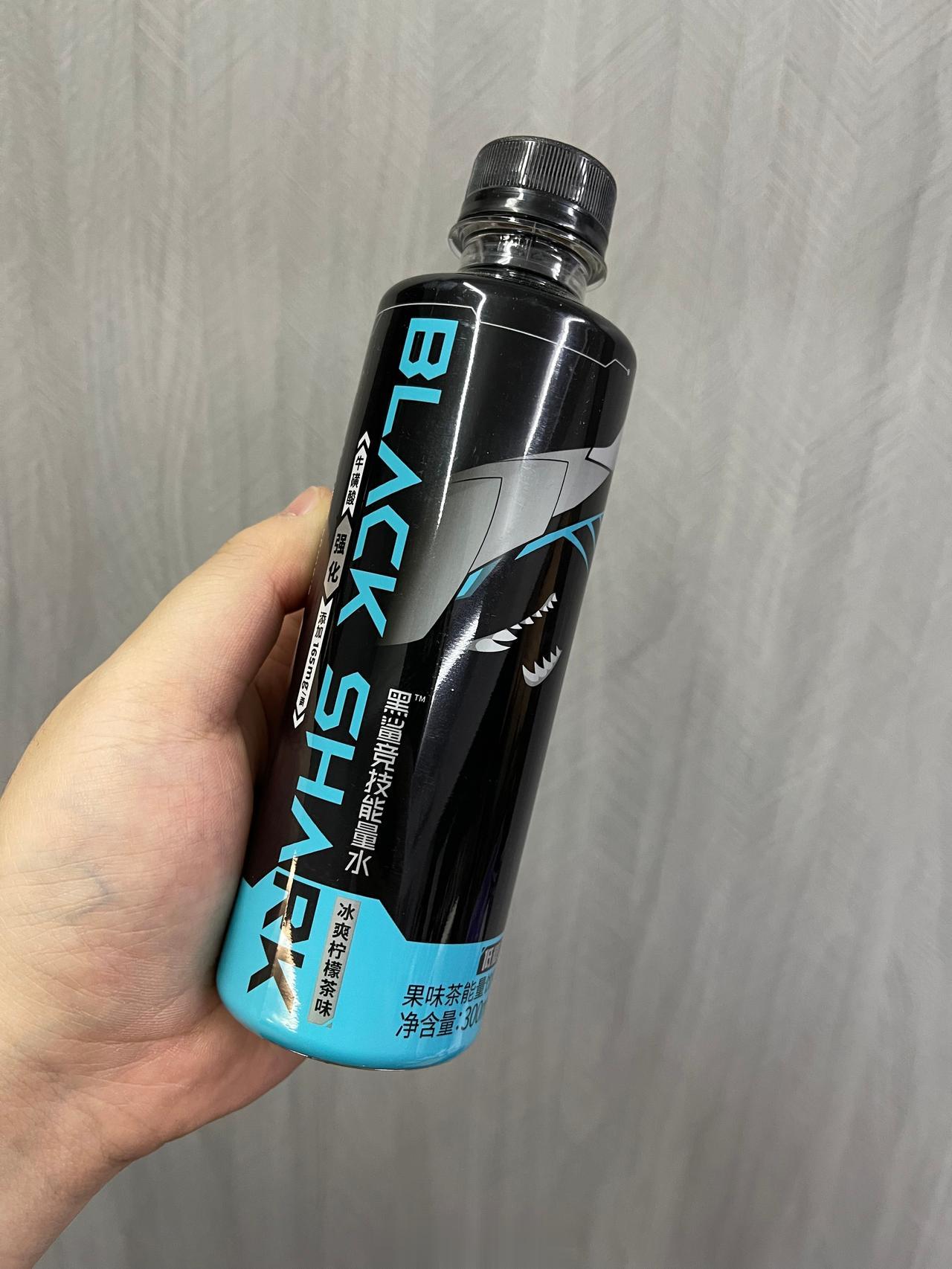 黑鲨竞技能量水，喝上了。
是一款柠檬茶口味的能量饮料，说是有真茶真柠檬，口味比较