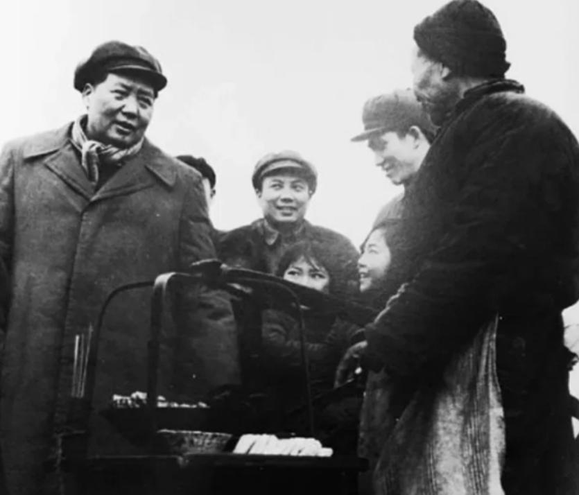 1957年，毛主席视察武汉，得知王盛荣只是建筑局里的一个副处长时，勃然大怒，当即