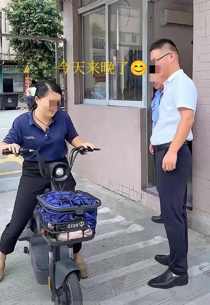 谁看了不羡慕啊！东莞厂里那姑娘迟到快20分钟，撞见老板站在门卫室门口，非但没慌，