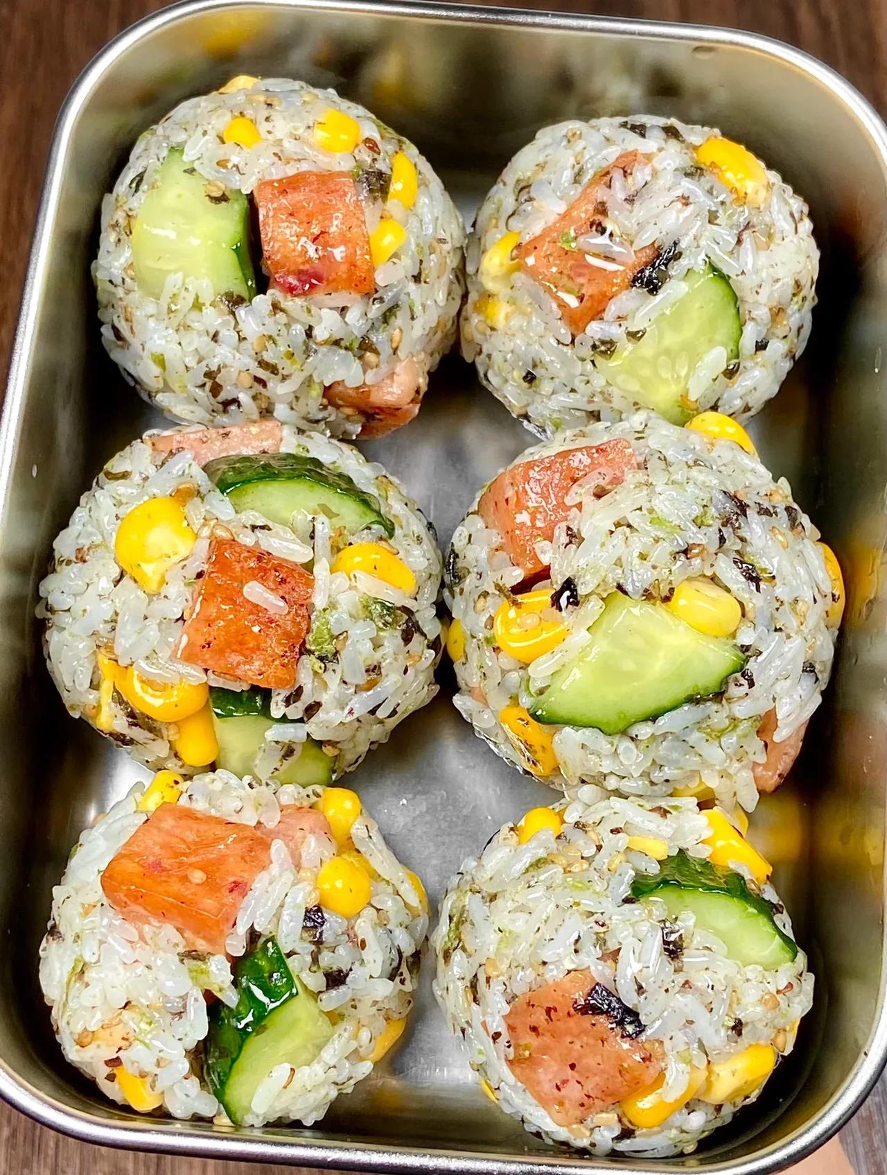 多少次早起就为了这一口！！！|||家里有剩米饭的都来试试这个饭团～
口感丰富，清