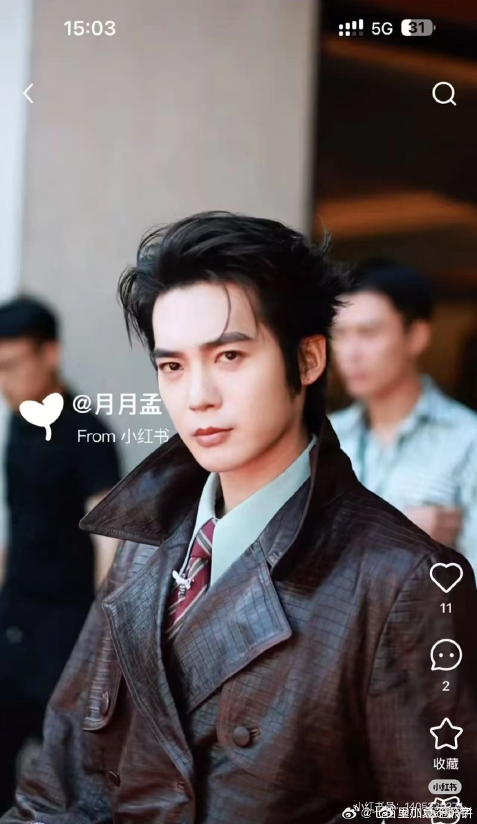 于适又来卷美拉德穿搭了 跟朋友夸于适的穿搭，美拉德色系皮衣亮相时尚文化大赏太绝！