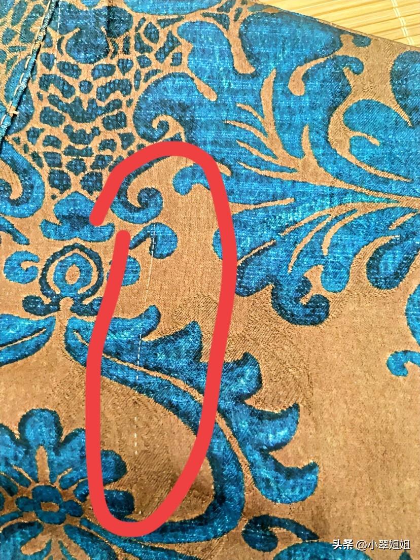 新买的衣服，面料竟然有几道跳丝的地方！
前两天，我买了一件中式小上衣！穿着特别合