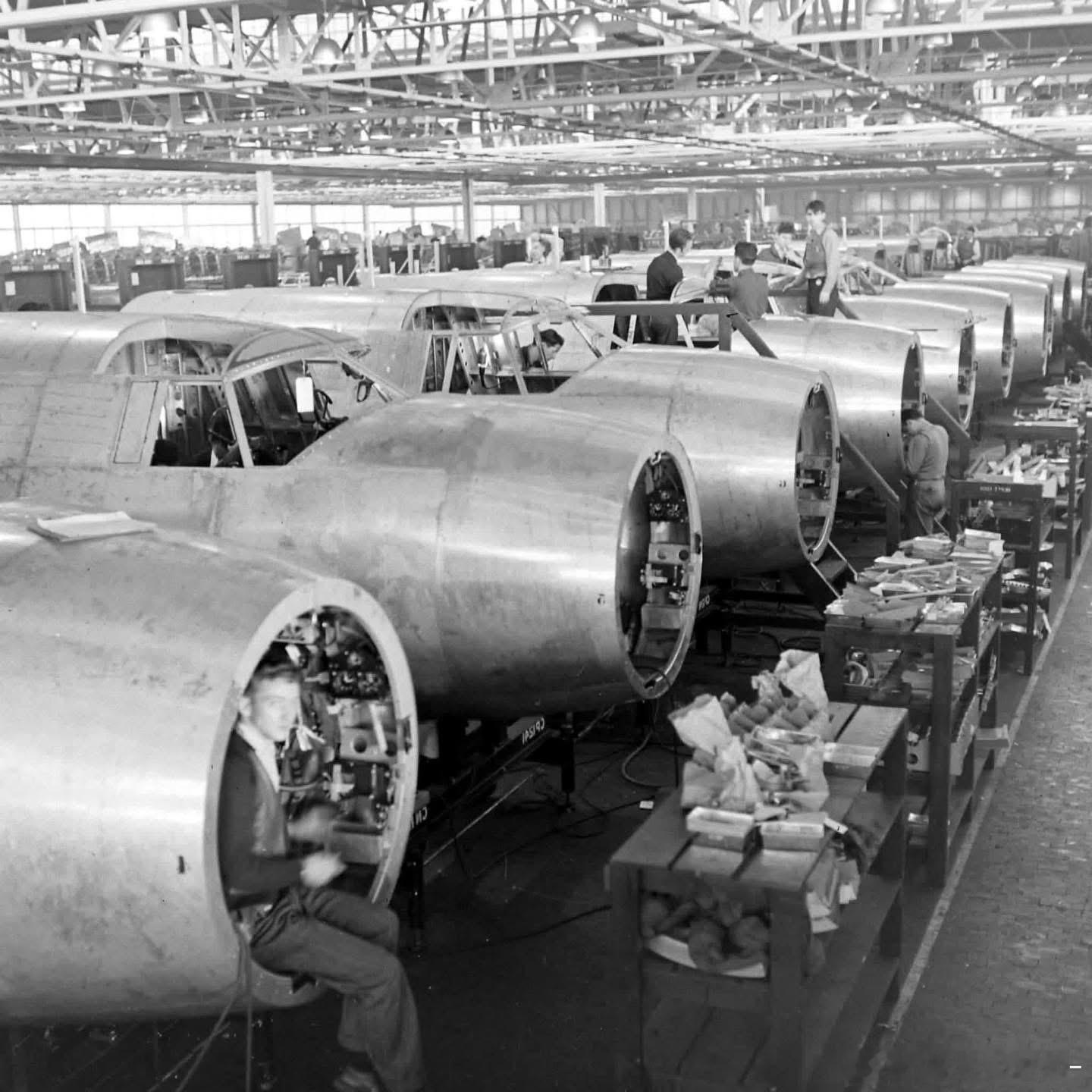 马丁公司位于马里兰的工厂内组装的B26轰炸机机体（图1）以及装船运往夏威夷的B2