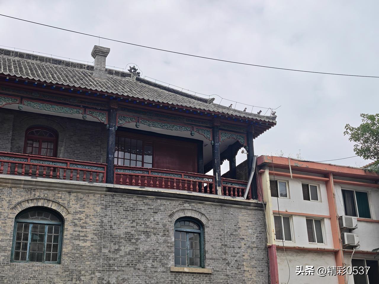 【省级文保潘家大楼立柱开裂，盼及时修缮】近期有市民观察到，济宁城区古槐路的潘家大