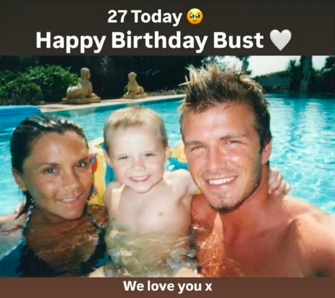 贝克汉姆夫妇给大儿子庆生还记得布鲁克林小时候穿着迷你版球衣走在曼联草坪上，小贝那