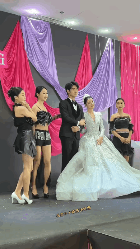 伴娘的这个动作直接把新娘给整炸毛了，脸都绿出水了 