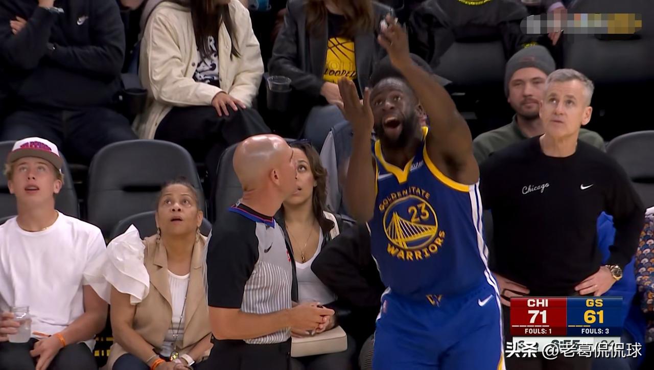 勇士恶汉追梦格林真是怒火中烧！在今天勇士主场迎战公牛的比赛中，当时比赛进行到了第