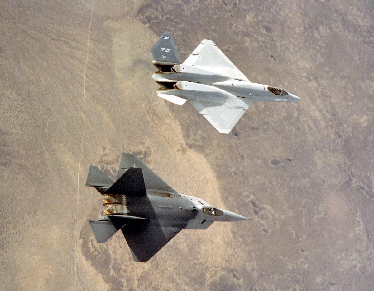 每天认识一件兵器  90年代初，参与ATF竞赛的YF-22和YF-23。当年我第