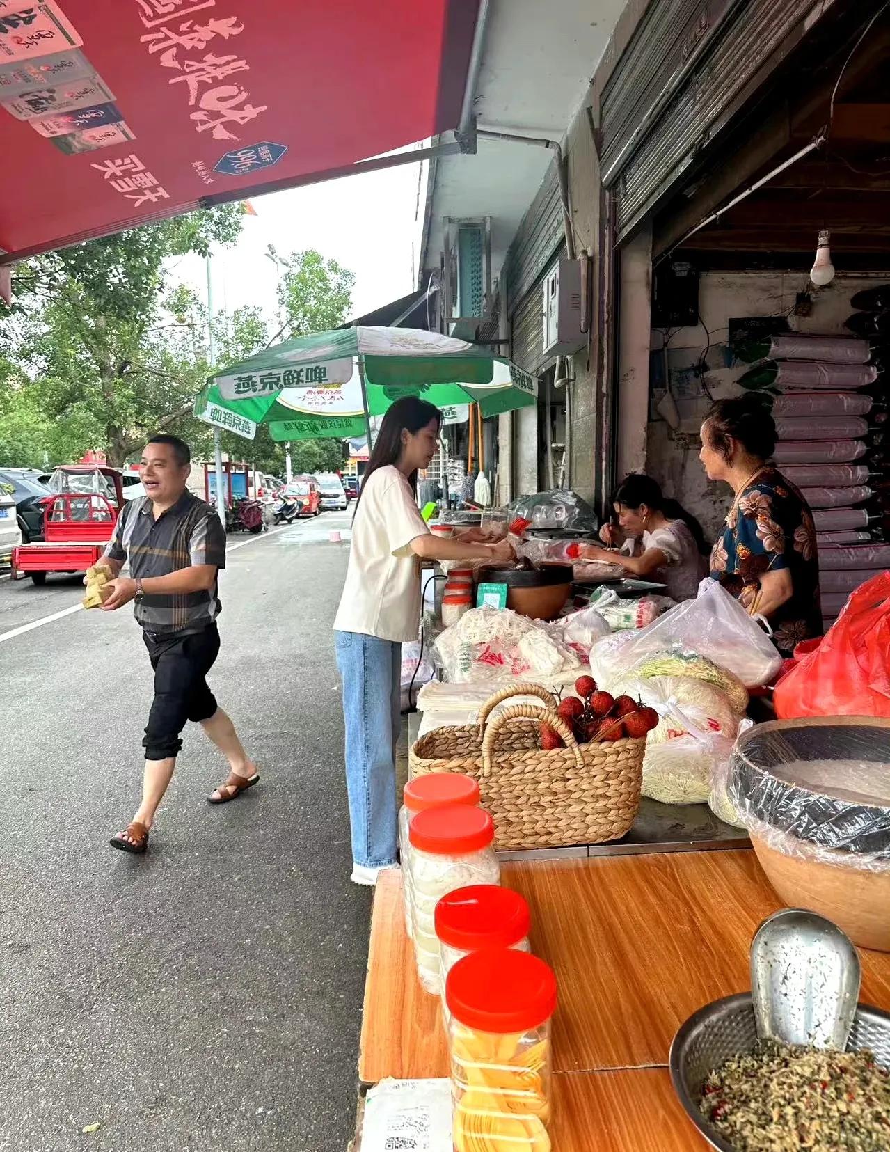 有网友偶遇大美女曾黎一个人自在地在菜市场买东西。
一个人生活，有啥事喜欢身体力行