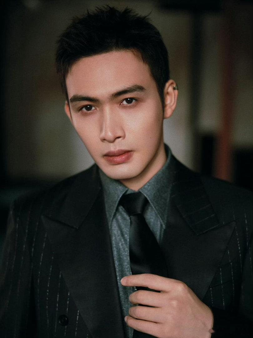 张彬彬深耕音乐领域🥰低音唱腔氛围感拉满，过往歌唱实力有目共睹，静下心钻研音乐，