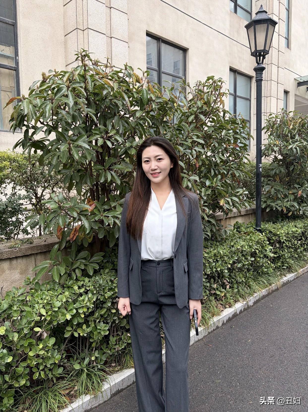 女生如何穿搭白衬衫才时尚用白衬衫搭配小西装，适合职场。