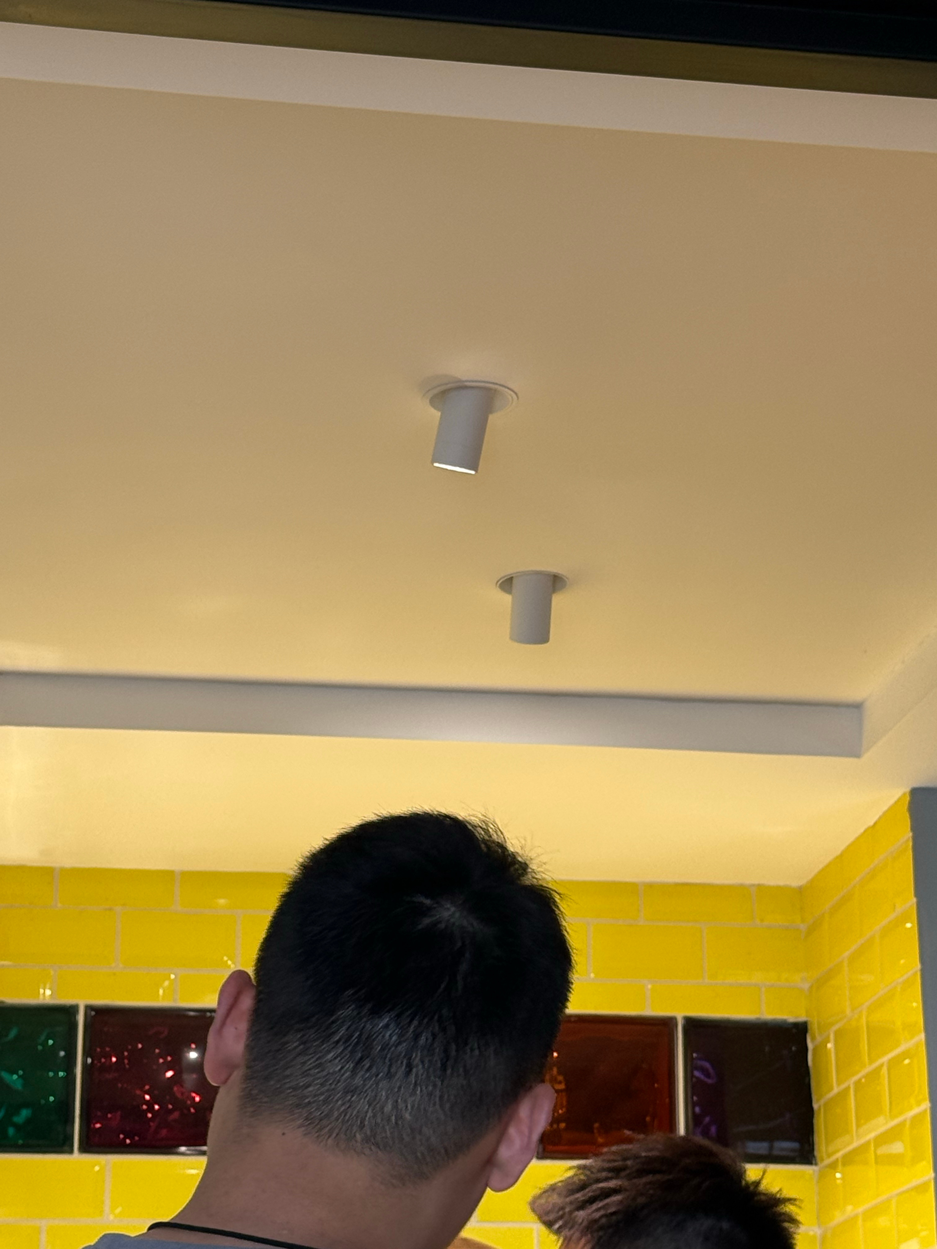可调角度射灯的优势在现场完全体现出来。普通固定射灯只能垂直向下照射照明范围死板这