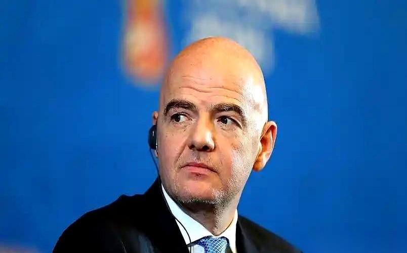 国际足联的会议室里，烟味呛人。
大屏幕上，一边是阿根廷，一边是英格兰。世界杯半决