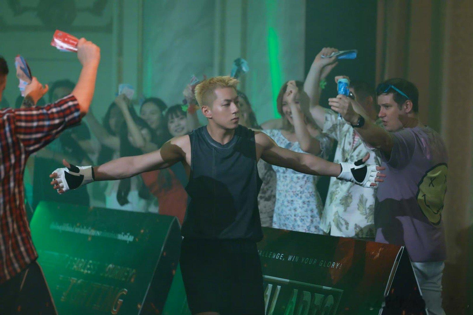 卡斯柏变化好大 终于等到卡斯柏用角色证明自己！《双轨》里的贺彰又酷又飒，寸头配赛