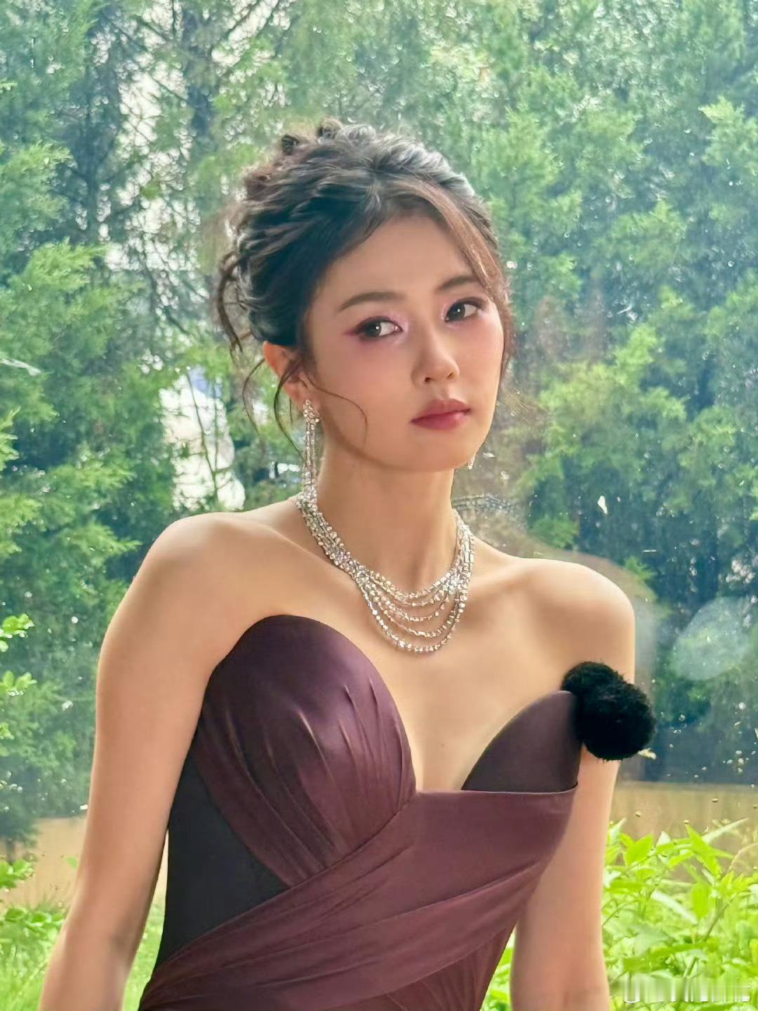 白鹿 × 鹅剧派对 好美的女士！来自今日鹅剧派对活动的造型预览，一袭Ulyana