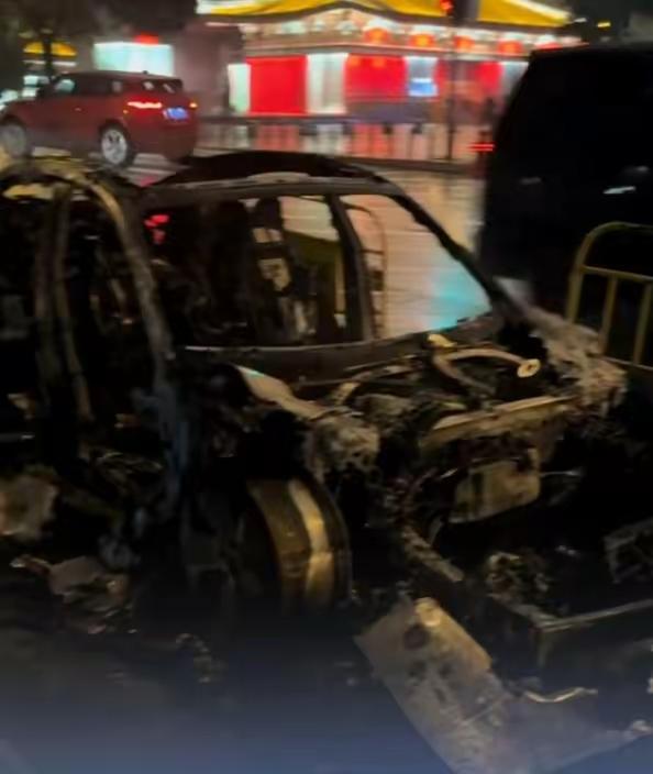 突发！
保时捷不靠谱了吗？
西安一保时捷行驶中突发自燃，车身被大火烧成只剩框架！