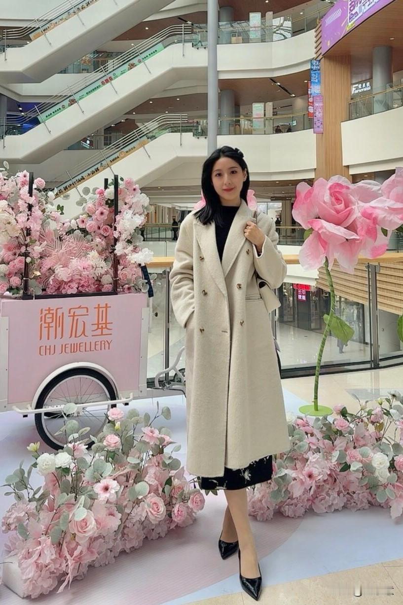 无锡人有自己的浪漫💕
又到了无锡一年一度樱花季节
周末和姐妹来方圆荟逛街啦
打