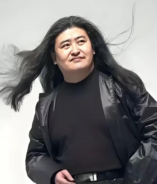 一代歌者就此落幕，那首《好汉歌》响彻山河。《我和你》留在奥运记忆里，属于我们七零