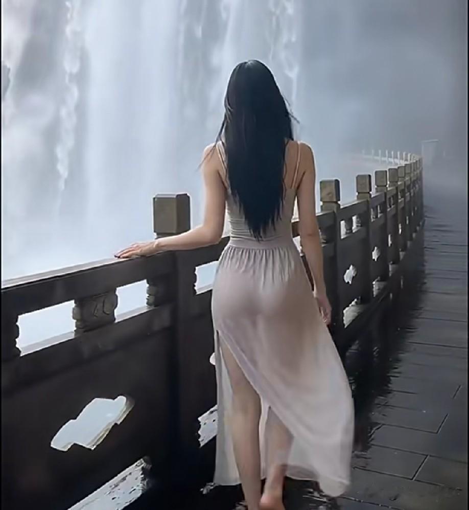 真正的成熟，不是学会表达，而是懂得沉默。很多情绪无需逢人倾诉，许多纷争不必参与。