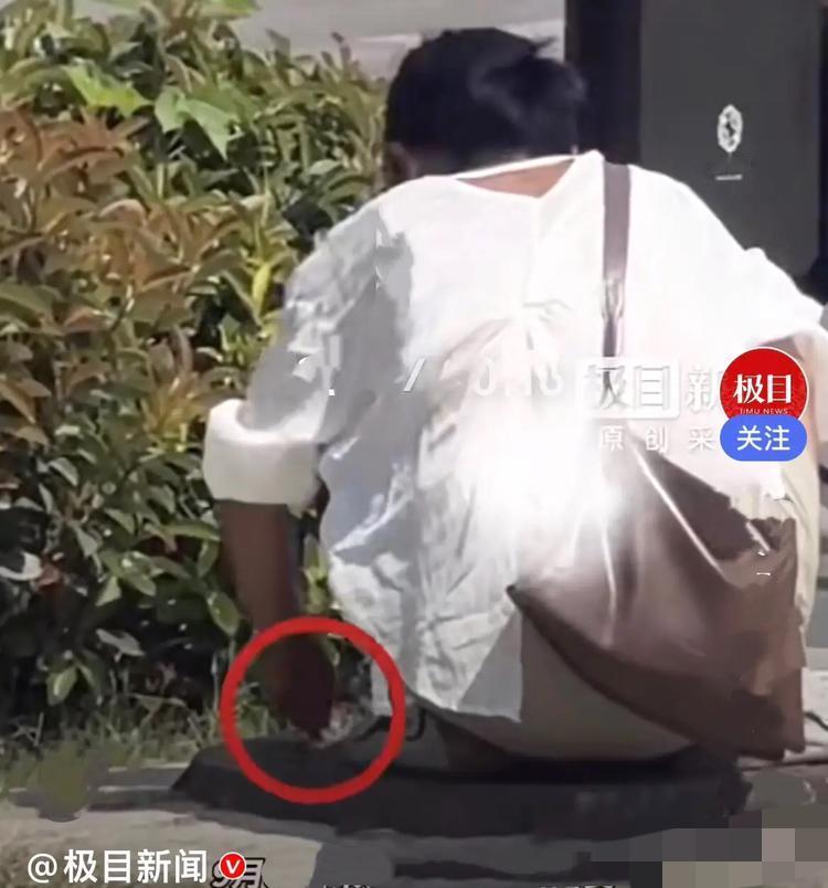 大雁塔景区步行街出现的一幕，看得不少网友心里捏一把汗。人流量巨大的旅游街区，一名