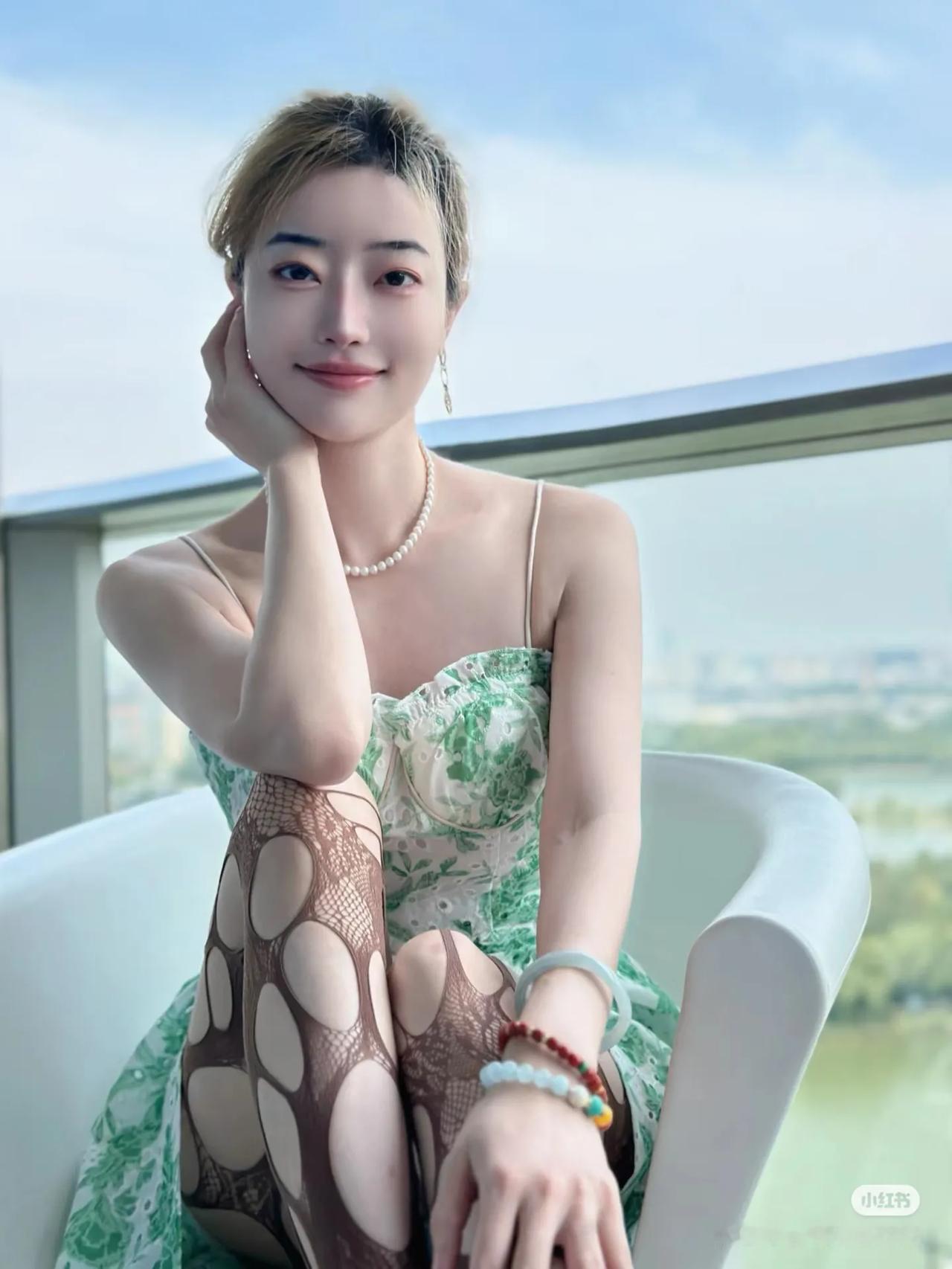 #上联：香烟不解红尘苦
求下联：？#