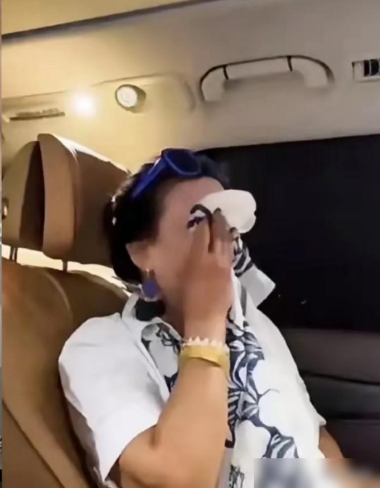 汪小菲这句“我姓汪不姓张”，不仅扇了亲妈张兰的脸，更像是断了张家人的魂。
 
就