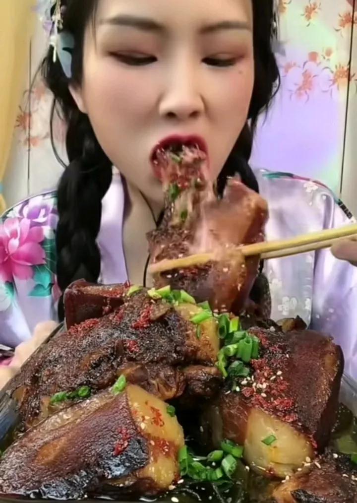素手轻扶，香气四溢。#醇香又脆爽。# #十五最美的肴# #清香爽口，# #美食的
