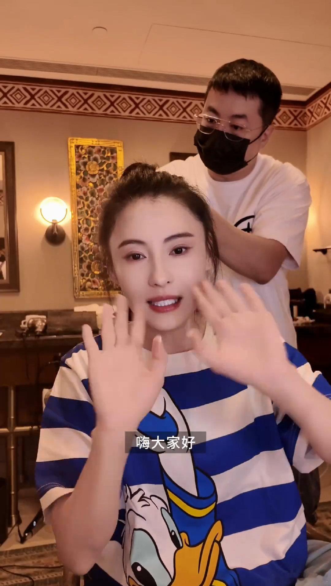 张柏芝包机票带粉丝去迪士尼 张柏芝带粉丝去香港迪士尼还包机票，这操作也太拉好感了