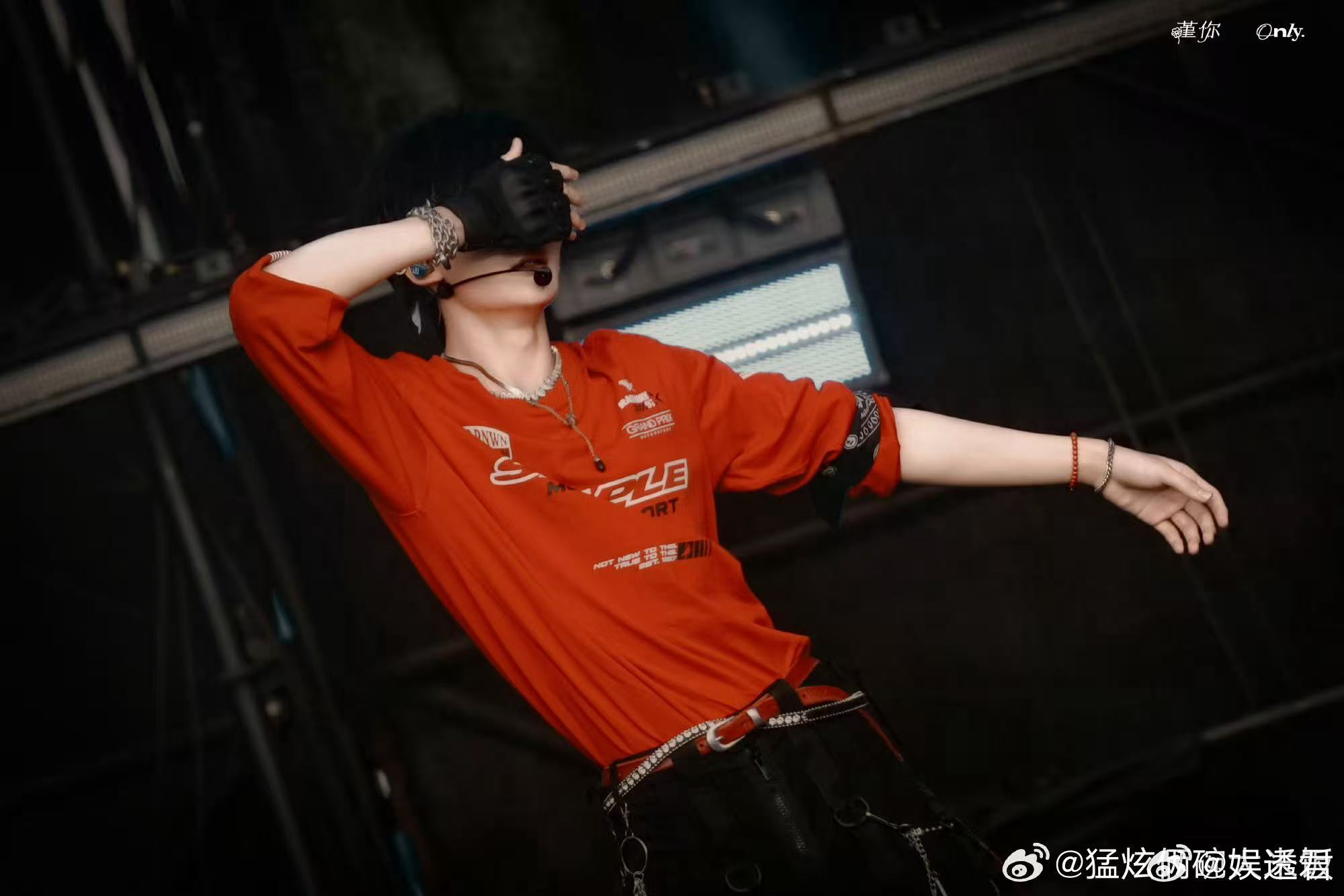 余宇涵给自己跳热了 在舞台上，余宇涵用自己的热情感染了每一个人，他的舞蹈不仅仅是