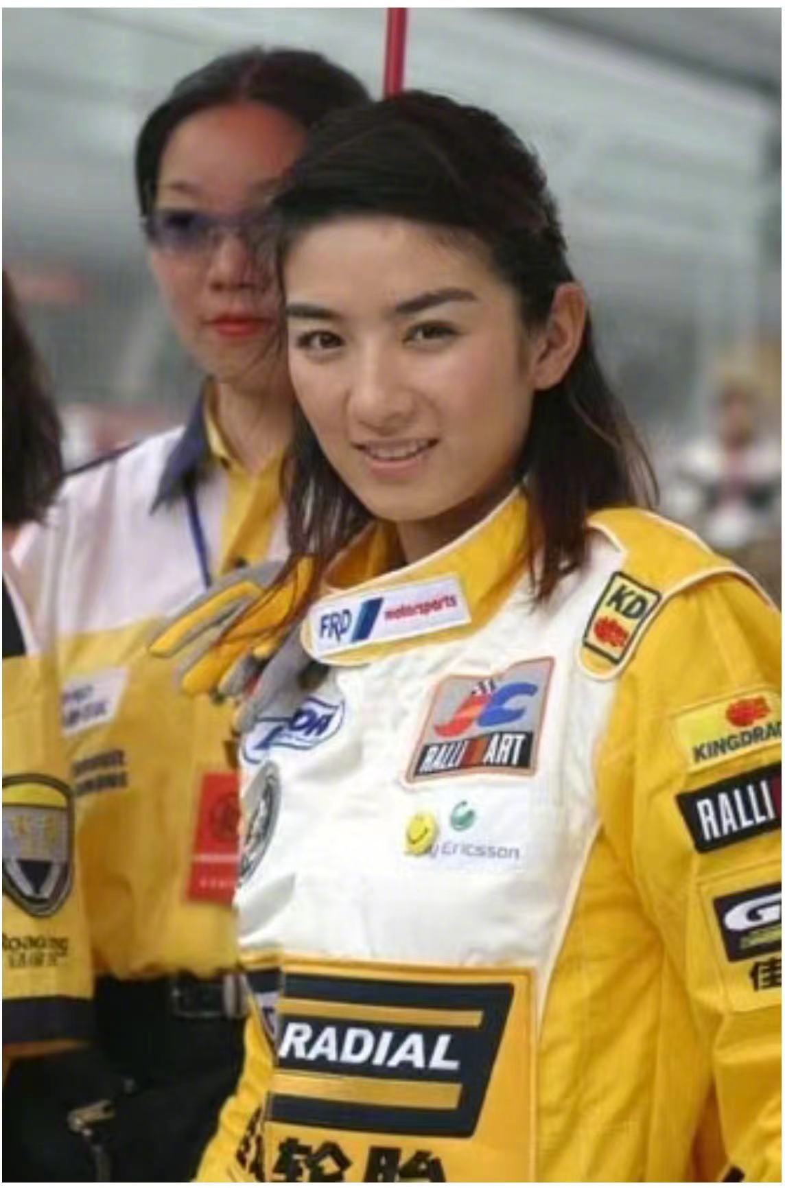 #黄奕20年前开赛车旧照# 考古到20年前 开赛车旧照，参加成龙举办的慈善赛车?