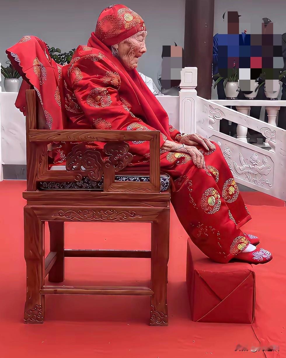 长寿未必是福，看这位100岁的老奶奶，要过大寿了，被儿女们妆扮上了！你捕捉到她的