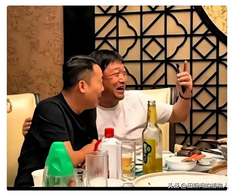 贾冰喝酒，我忍了
他吃饭期间说脏话，我也忍了。
唯一让我忍不了的是，一起聚会的朋