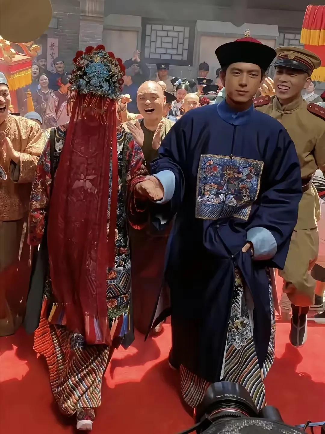 李现的《人生若如初见》开播，他自己发帖宣传，跟他合作过的刘亦菲和杨紫都转发为他宣