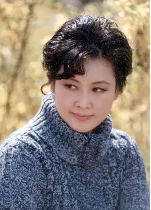 当年被全国封杀、定性“靡靡之音”，李谷一咬牙硬扛3年，结局让人敬佩！
 
很多人