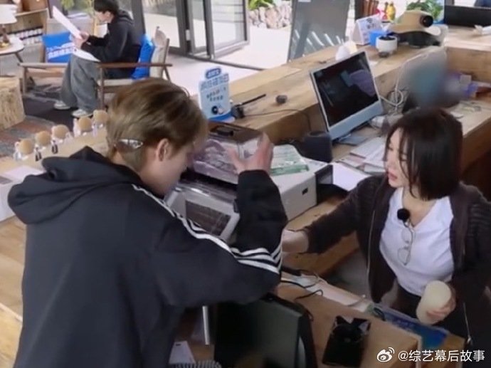 王鹤棣老辈子式鼓捣家电 王鹤棣独自跟制冰机较劲，加水静置、拍打唤醒、口头鼓励，一