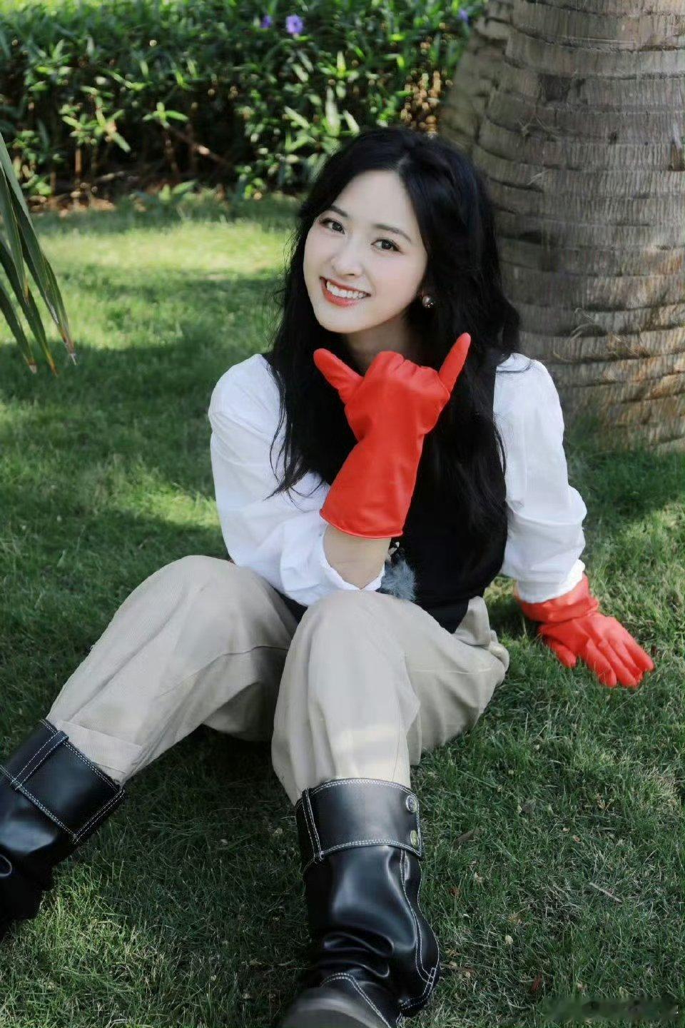 沈月携亲爱的客栈团宠正式亮相亲爱的客栈沈月红衣一穿，肤白貌美太绝了 